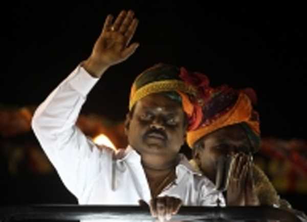 डीएमडीके अध्यक्ष विजयकांत, पत्नी को मिली अस्पताल से छुट्टी डीएमडीके अध्यक्ष विजयकांत, पत्नी को मिली अस्पताल से छुट्टी